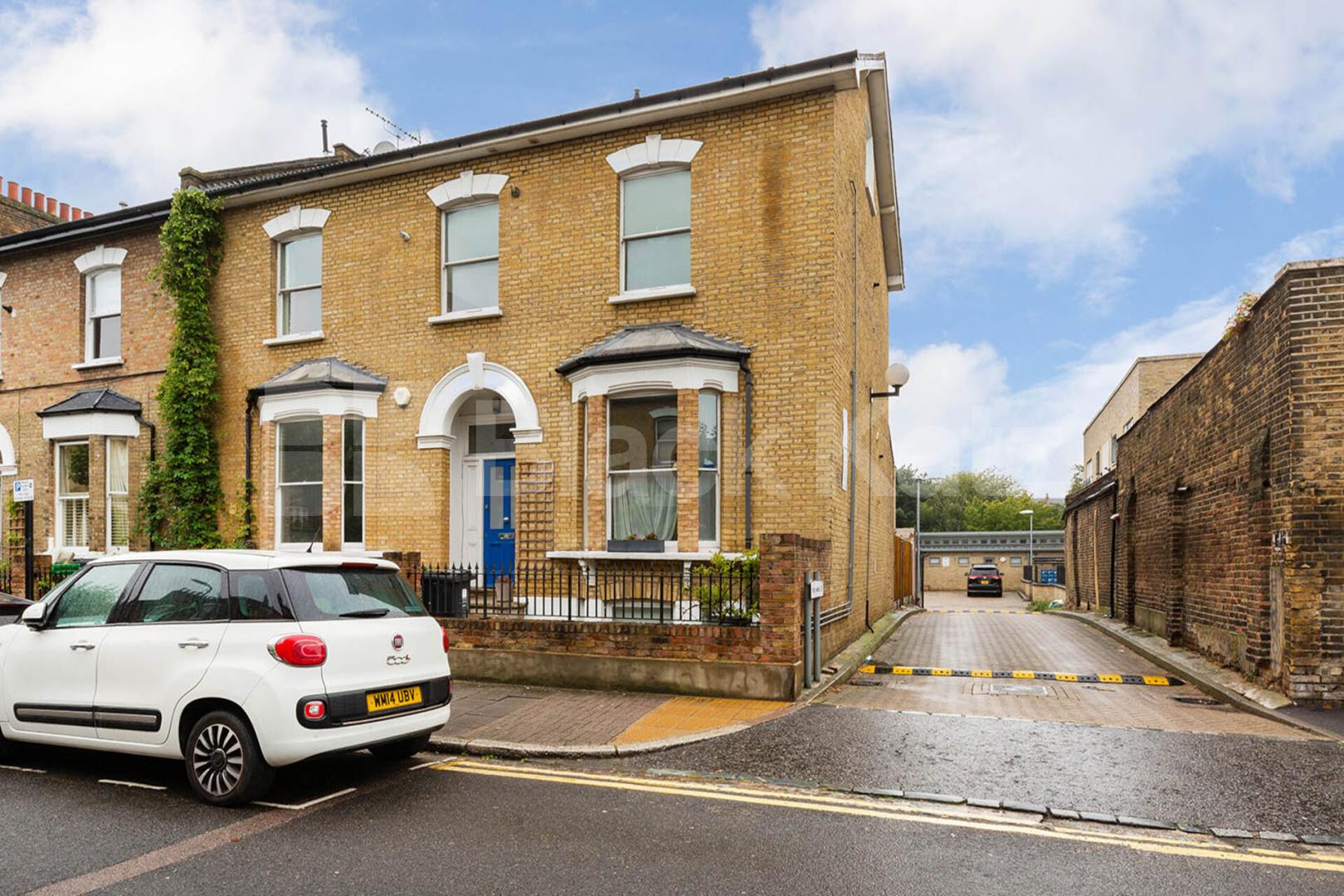 located with in beautiful convertion on a quiet residential street in hackney Goulton Road, Hackney Central